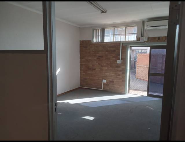 348M² BUILDING TO LET IN APEX